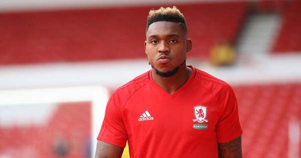 Fener’e Kongolu forvet
Sarı-Lacivertliler’in Middlesbrough’tan Assombalonga’yı istediği iddia edildi

Yeni sezonun transfer çalışmaları için kolları sıvıyan Fenerbahçe için sürpriz bir iddia ortaya atıldı.

Sarı-Lacivertli ekibin sportif direktörü Damien Comolli'nin İngiliz ekibi Middlesbrough'ta forma giyen Kongolu forvet Britt Assombalonga'yı transfer etmek istediği öne sürüldü.

Fenerbahçe'nin İngiliz ekibine 25 yaşındaki golcü için satın alma opsiyonlu kiralama teklifinde bulunduğu ve cevap beklediği iddia edildi. (Takvim)