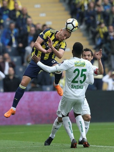 Beşiktaş'ın Bursaspor'da oynayan Nijeryalı orta saha oyuncusu Abdullahi Shehu'yu gündemine aldığı iddia edildi. Oyuncunun sözleşme fesih bedeli 2 milyon euro.