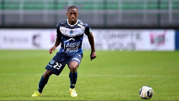 Galatasaray’ın Fransız sol beki Lionel Carole hakkında ilginç iddia... Fransız basını, 27 yaşındaki futbolcunun eski takımı Troyes’un, transfer için devreye girdiğini öne sürdü.