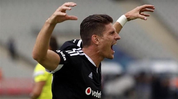 Beşiktaş'ta bir süredir fısıltı şeklinde dolaşan Mario Gomez söylentileri yeniden yüksek sesle konuşulmaya başlandı. Siyah-beyazlılarda 2015-16'da şampiyonluk ve gol krallığı yaşayan Alman yıldızın menajeri aracılığı ile haber yolladığı öğrenildi.