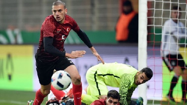 Aytemiz Alanyaspor, Portekiz'in Sporting Lizbon takımında forma giyen ve Fenerbahçe'nin de transfer gündeminde olan Merih Demiral'ı satın alma opsiyonuyla birlikte kiraladı. (Fanatik)