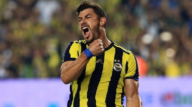 Fenerbahçe'de Teknik direktör Cocu, bir türlü sistemine adapte olamayan Giuliano için Comolli’ye olumsuz bir rapor verdi... Bu gelişme sonrası Comolli, Sambacı’ya kulüp aramaya başladı. Suudi Arabistan’dan bir takımla temas sağlandı. (Takvim)