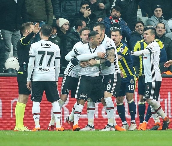 Ancak Alper ve Volkan bu kadarla kurtulamayacak. Aykut Kocaman'ın sorumsuzluklarından dolayı hem Alper'e hem de Volkan'a 'kadro dışı' cezası vereceği, bunun süresini oyuncuların tavırlarına göre belirleyeceği bildirildi.