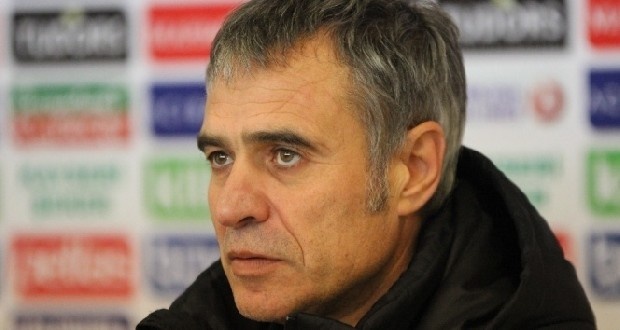 Futbol oynadığı yıllarda Sarayköyspor’da, Nazillispor ve Aydın sporda da oynamıştır.

Çalıştırdığı takımlardaki hücum futbolu anlayışı ile dikkat çeken Ersun Yanal, teknik direktörlüğe ilk olarak 1990 yılında o dönem 3.Lig’de olan Sarayköyspor’da başlamıştır. 1990 senesinin Ersun Yanal’ın hayatında çok önemli bir yeri vardır. Çocukluğunun geçtiği Sarayköy’e dönerek, ilk profesyonel antrenörlük deneyimini yaşadı.
