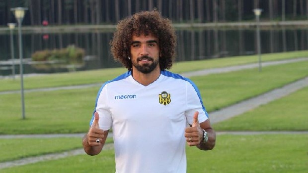 Beşiktaş ve Fenerbahçe'nin transfer için yarıştığı Sadık Çiftpınar, seçimini Siyah-Beyazlılar’dan yana kullandı. 25 yaşındaki savunmacının, teknik direktör Şenol Güneş’in ilgi ve ısrarı sonrasında rotasını Kara Kartal olarak belirlediği öğrenildi. (Fanatik)