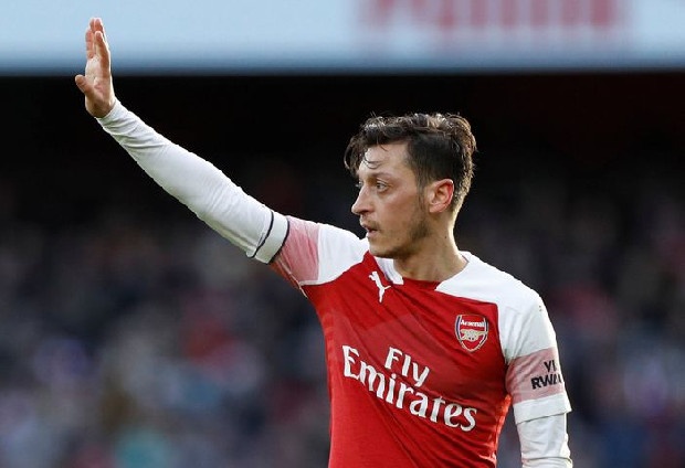 ESPN'in oyuncuya çok yakın kaynaklara dayandırarak verdiği habere göre Mesut, transfer konusundaki kararını verdi. Haberde Mesut'un ocak ayında başka bir kulübe kiralık olarak gitmeyi reddettiği ve yeniden Arsenal forması giymek istediği kaydedildi.