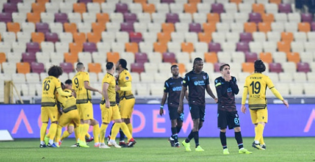 Spor Toto Süper Lig'in 12. haftasından Trabzonspor'un Malatyaspor'a 5-0 gibi bir ağır skorla yenildiği maç sonrası yerel basından çok ağır eleştiriler geldi.  İşte o manşetler...