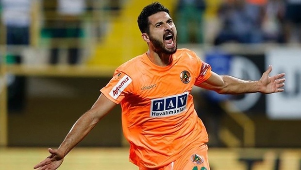 3 büyüklere Emre Akbaba çalımı! İşte yeni takımı...
Geçtiğimiz sezon oynadığı futbolla göz dolduran ve milli takıma kadar yükselen Emre Akbaba’nın yeni takımı belli oldu.

Adı sık sık Galatasaray, Beşiktaş ve Fenerbahçe ile anılmasına rağmen Başakşehir’le de flört halinde olan tecrübeli futbolcu Emre Akbaba Başakşehir’le anlaşmaya vardı. Her iki kulübün başkanları Emre transferinde ortak noktada buluşurken, 25 yaşındaki futbolcunun inadının kırılması bu transferi mutlu sona ulaştırdı.

Bir sonraki satıştan yüzde 15 pay
Başakşehir ile Alanyaspor’un anlaşmasına göre Emre’nin bonservisine 5 milyon euro ödenecek. Bu paranın yarısı peşin, kalan tutar ise 2 yıl sonra verilecek. Ayrıca kontratta yazan bir diğer madde ise Alanyaspor’un Emre Akbaba’nın bir sonraki satıştan alacagı yüzde 15 pay.

(Akşam)