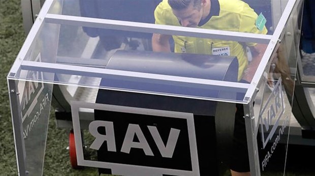 L'Equipe'te yer alan haberde VAR sisteminin sezon sonuna kadar devre dışı kalması ve iptal edilebilecek liglerdeki takımların geleceğinin konuşulduğu aktarıldı.