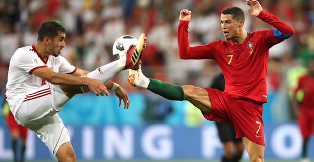 Ronaldo'yu bitirdi! Trabzonspor'a geliyor
Bordo-Mavililer’in transferini duyurduğu stoper Majid Hosseini, Dünya Kupası’ndaki performansıyla ses getirmişti. 22 yaşındaki stoper, İran formasıyla Portekizli Cristiano Ronaldo’ya maç boyunca zor anlar yaşatmasıyla hafızalara kazınmıştı...


Yeni sezon öncesinde savunma hattını güçlendirmek için yoğun mesai harcayan Trabzonspor, İran Ligi ekiplerinden İstiklal’in başarılı oyuncusu Majid Hosseini’yi hedefleri arasına almıştı. 22 yaşındaki futbolcu için uzun süredir girişimlerini sürdüren Fırtına, önceki akşam kulübün resmi internet sitesinden bir açıklama yayınlayarak transferi duyurmuştu.

Transferi, “Profesyonel futbolcu Seyedmajid Hosseini’nin İstiklal FC ile olan sözleşmesinde yer alan buy-out maddesinin kulübümüz tarafından kullanıldığı, resmi olarak Esteghlal FC’ye bildirilmiş olup, futbolcu ile de sözleşme yapılması konusunda görüşmelere başlanmıştır. Kamuoyunun bilgisine duyurulur” sözleriyle açıklayan Bordo- Mavililer’in, başarılı futbolcuyu bu hafta içerisinde Trabzon’a getirmesi bekleniyor.

Başarıyla mücadele etti
İran Futbolu’nun son yıllardaki en başarılı isimleri arasında yer alan Majid Hosseini, ülkesinin en büyük kulüplerinden biri olan İstiklal’de son 2 sezonda başarıyla mücadele etmişti. Son olarak geçen sezon 22 karşılaşmada görev yapan genç futbolcu, Rusya’da düzenlenen Dünya Kupası’nda da sergilediği başarılı performansla göz doldurmuştu. Dev turnuvada 2 grup karşılaşmasında görev yapan Hosseini, Portekiz mücadelesindeki etkili performansıyla dikkat çekmişti. Maç boyunca Portekiz’in dünyaca ünlü yıldızı Cristiano Ronaldo’yla sık sık karşı karşıya gelen Hosseini, rakibine zor anlar yaşatarak alkış toplamıştı.

İtiraz geldi ama...
Trabzonspor’un Hosseini transferini açıklamasanın ardından oyuncunun eski kulübü İstiklal’den karşı atak geldi. Başarılı savunmacının sözleşmesindeki buy-out maddesinin kullanılarak transferin bitirilmesine tepki gösteren İran temsilcisi, konuyu FIFA’ya taşıyabileceğini duyurdu. Bu gelişmenin ardından devreye giren Trabzonspor Kulübü’nün, İstiklal Kulübü’yle görüşüp anlaşmazlığı FIFA’ya taşınmadan bitirmeyi hedeflediği bildirildi. (Fanatik)