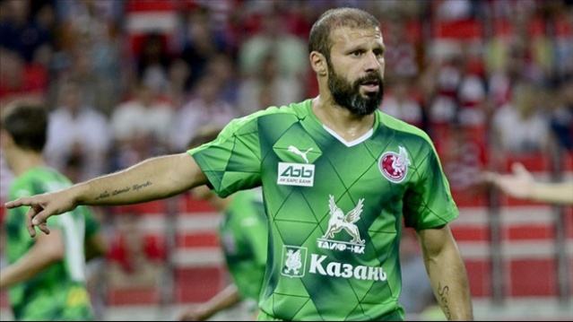 Bu süreçte transfer teklifleri aldın mı?
İlk 3 senemde isteyen takımlar oldu. Hem Avrupa’dan hem Türkiye’den teklifler geldi. Hem Trabzonspor’da hem de Kazan’da 10 yıl oynadım, bu herkese nasip olmaz. Rubin Kazan’a eğer bir gün gelirseniz ve Gökdeniz Karadeniz derseniz efsane derler. 61’i de öğrendiler. Benden sonra bazı şeyler değişmeye başladı. Kazan’ın plaka numarası 116 diye geçiyor ama 16’yı giyiyorlar mesela. 61 giymek isteyen çok oldu.