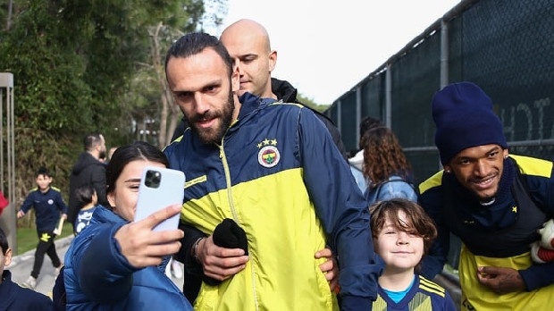 Harry Kane’in sezonu kapatması üzerine Tottenham, Comolli’yle temasa geçti, Burnley ise hem kulübe hem menajerine ‘Görüşelim’ teklifinde bulundu. Fenerbahçe ise ‘Satmayı düşünmüyoruz’ diye kestirip attı. (Akşam)