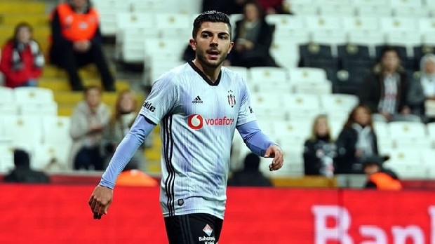 TFF 1’inci Lig ekibi Altınordu’ya Beşiktaş’ta forma şansı bulamayan iki genç futbolcu önerildi. Menajerler, gurbetçi orta saha oyuncusu 20 yaşındaki Muhayer Oktay ve 18 yaşındaki sol bek Rıdvan Yılmaz’ı transfer etmeleri konusunda önerilerde bulundu. Rıdvan’ı düşünmeyen İzmir temsilcisi, Muhayer Oktay konusunda ise beklemeye geçti. (Akşam)