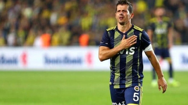 Westerlo’nun 2. Başkanı Hasan Çetinkaya, genç file bekçisi Berke Özer’in yeniden kiralanması ile ilgili “Berke’nin bir yıl daha kalmasını Fenerbahçe’ye biz bildirdik. Onlar da sıcak bakıyorlar. Geçen gün Emre Belözoğlu ile konuştuk. O da böyle düşünüyor” ifadelerini kullandı. (Akşam)