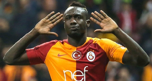 Belçika basınında çıkan haberlere göre; Diagne için Nottingham Forest’ın devreye girmesinin ardından rekabete Watford da katıldı. Galatasaray ise Senegalli forvet için kendisine gelecek teklifl eri bekliyor.