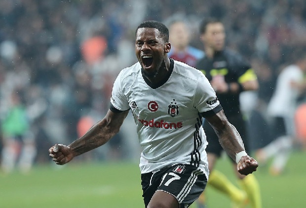 Hollanda basını Beşiktaş’tan sezonluk 2.2 milyon euro kazanan Lens’in ücretini ödeyemeyen Feyenoord’un, şimdilik bu transfer planını askıya aldığını yazdı.