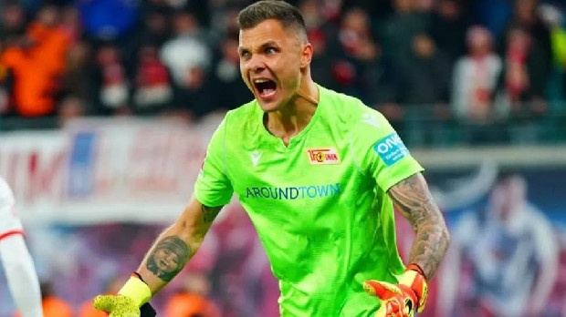 "Beşiktaş taraftarı beni kuşatmaya aldı"
Union Berlin forması giyen ve sezon sonunda bitecek sözleşmesinin ardından takımdan ayrılacağı açıklanan 32 yaşındaki Polonyalı kaleci Rafal Gikiewicz, Beşiktaş iddiaları için açıklamalarda bulundu.

Beşiktaş'ta Loris Karius'un ayrılmasının ardından gündeme gelen isimlerden birisi olan Gikiewicz, Instagram'da transferini isteyen taraftarlardan binlerce mesaj aldığını belirtti.

"BENİ KUŞATTILAR"
Gikiewicz yaptığı açıklamada; "Beşiktaş taraftarları resmen çılgın. Beni Instagram'da kuşatmaya aldılar. Birkaç gazeteci görüşlerim için sorular sordu ancak bu konu hakkında konuşmak istemedim. Böylece Union Berlin'de kaçıyormuşum gibi bir durum hissedilmedi." ifadelerini kullandı.

Polonyalı kaleci bu sezon takımı ile çıktığı 29 resmi maçta 45 gol yedi. 32 yaşındaki Gikiewicz, 8 maçta ise kalesini gole kapattı. (Sporx)
