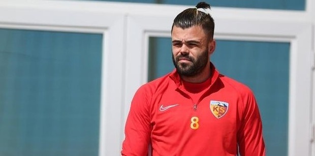 Fırtına gelecek sezonun kadrosunu kurmak için kolları sıvadı. Bordo- mavililer, Kayserispor'un orta saha oyuncusu Hasan Hüseyin Acar için Anadolu ekibiyle ilk teması kurdu. Kayserispor, 25 yaşındaki futbolcu için "Sezon sonunu bekleyelim" cevabını verdi. Hasan'ın bordo-mavili ekipten gelen ilgiye memnun olduğu kaydedildi. Kariyerini Trabzonspor'da sürdürmek istediğini belirtti. 1.83 boyundaki futbolcu merkez orta sahada oynuyor. Sağ kanatta da görev yapabiliyor.. (Fotomaç)