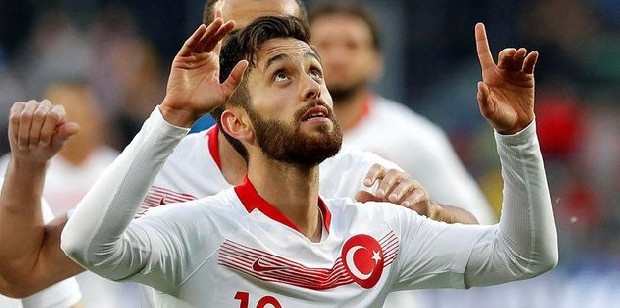 Almanlar'ın ünlü gazetesi Bild, Fenerbahçe'nin Yunus Mallı'nın peşinde olduğunu yazdı. Sezonun ikinci yarısını Union Berlin'de kiralık geçiren 28 yaşındaki oyuncunun bonservisi Wolfsburg'da bulunuyor. Fenerbahçe'nin Yunus'u alacaklarının ödenmemesi gerekçesiyle sözleşmesini tek taraflı fesheden Kruse'nin yerine düşündüğü bildirildi. 10 numara mevkiinde forma giyen Mallı'nın Wolfsburg ile sözleşmesi 2021 Haziran'ında sona eriyor. Milli takımda da oynayan tecrübeli orta saha, Bundesliga'da bu sezon 13 maça çıkarken, 1 asist yaptı..
