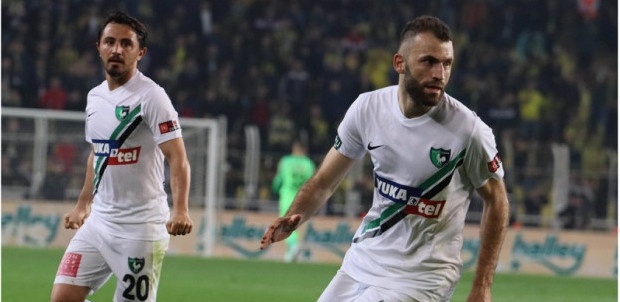 Trabzonspor’da sürpriz bir iddia gündeme geldi… o iddiaya göre Denizlispor’da forma giyen Mustafa Yumlu takıma dönecek. Ancak bu iddiayı ne 33 yaşındaki Yumlu ne de Trabzonspor cephesi doğrulamadı. Trabzonspor yönetimi basit bir iddia olmadığı, bunun yönetim içinden dışarı çıkarılan bir dedikodu olduğu iddia edildi. (Fotospor)