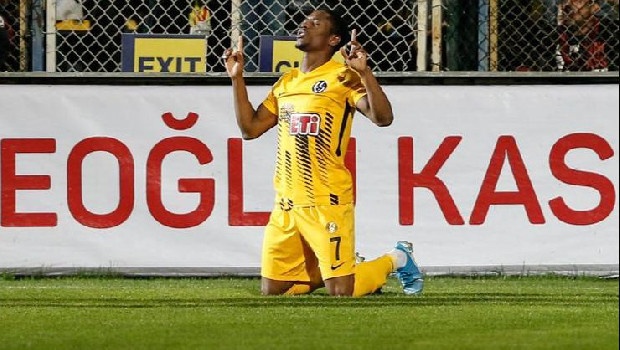 Bu sezon patlama yaptı
Jesse Sekidika, bu sezon ise Eskişehirspor formasıyla patlama yaptı. TFF 1. Lig'de mücadele eden takımında ligin ilk yarısında 16 maça çıkarken, 8 gol atıp, 2 asist gerçekleştirdi.