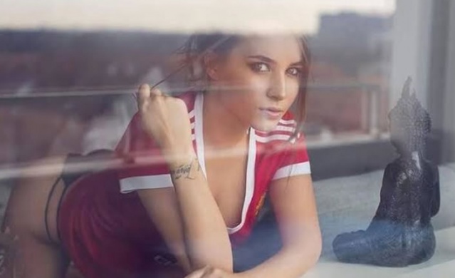 Manchester United'a olan bağlılığıyla bilinen bir model taraftarın baskısına dayanamadı.