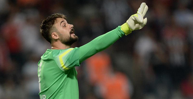 Trabzonspor'da kadro dışı bırakılan Onur Recep Kıvrak ve Burak yılmaz'ın akıbetleri merak ediliyor. Yönetimin aldığı kararda ısrarcı olduğu belirtilirken, bordo mavililerin eski kaptanı Onur Kıvrak'tan açıklama geldi.