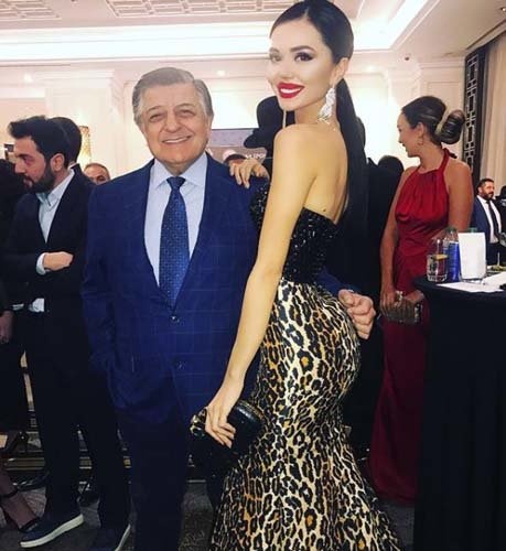 ‘İşte Benim Stilim’ isimli yarışmayla ünlenen Nihal Candan ve Bahar Candan kardeşler geçtiğimiz sene Eser Yenenler ve Murat Boz ile Yenenler’in evine girerken görüntülenmişti. Bu olay sonrası magazin basınında kendisine yer bulabilen Bahar Candan’ın da sahte mesajlaşma uygulamasını kullandığı ortaya çıktı.