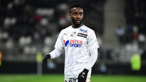 Trabzonspor hücum hattını, birçok mevkide oynayabilen Stiven Mendoza ile güçlendirmeyi planlıyor. Sol ayağını raket gibi kulanan 28 yaşındaki futbolcu ile Fenerbahçe'nin de ilgilendiği, bordo-mavililerin oyuncunun kulübü Amiens ile yakın zamanda temasa geçeceği öğrenildi. (Fotomaç)