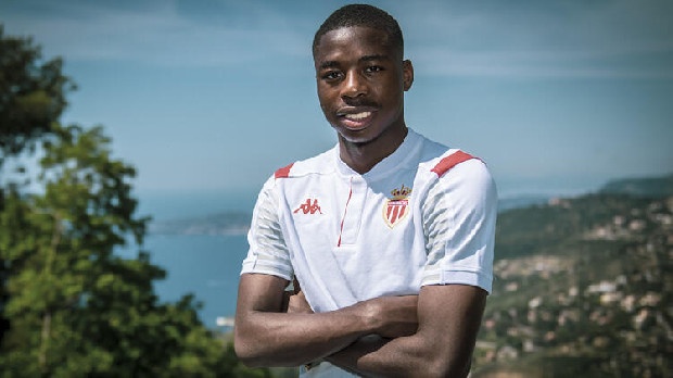 Fransızlar’ın yeni transferi Anthony Musaba tecrübe kazanması için Aslan’a önerildi. Henry Onyekuru'ya Galatasaray'daki performansına bakarak 15 milyon euro'luk yatırım yapan Monaco, Anthony Musaba'yı da Cimbom'da pişirmek istiyor. 1 Temmuz'da Nijmegen'den 2.5 milyon euro'ya transfer ettiği 20 yaşındaki kanat oyuncusunun tecrübe kazanmasını isteyen Fransızlar, Galatasaray'a öneride bulundu. Yöneticilerin teknik heyete durumu rapor ettiği belirtildi. Sarı-kırmızılıların düşünmek için süre istediği kaydedildi. Musaba geçen sezon Hollanda'da 26 müsabakada 9 gol, 5 asist yaptı. (Fotomaç)