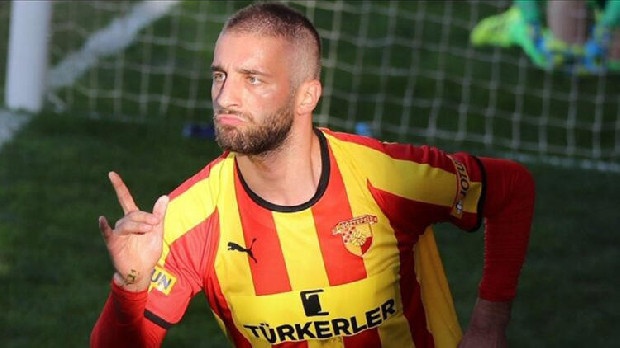 Gökhan Gönül, Caner Erkin, Mert Hakan Yandaş ve Filip Novak’ı bitiren Fenerbahçe transferde hız kesmiyor. Fenerbahçe 2. dalgada yerli ve ligi bilen oyuncuları kadrosuna katmaya çalışacak. Caulker, Kenan Karaman, Doğukan Sinik, Onur Bulut, Alpaslan Öztürk, Burak Kapacak liste başında. (Takvim)