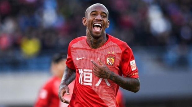 Kariyerini Guangzhou Evergrande'de sürdüren Anderson Talisca, Beşiktaş yöneticisi Erdal Torunoğulları'nı aradı. Corona virüs salgını nedeniyle Çin'de kalmak istemeyen Brezilyalı futbolcu, maddi açıdan tüm fedakârlıkları yaparak, Kara Kartal'a dönmek istediğini belirtti.