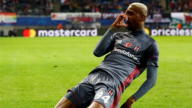 Çin'de ortaya çıkan ve daha sonra tüm dünyayı etkisi altına alan Corona virüs salgını nedeniyle Çin'e dönmek istemeyen Brezilyalı yıldız, Futboldan ve Transferden Sorumlu yönetici Erdal Torunoğulları'nı aradı. Şu anda Çin ekibi Guanhzhou Evergrande'de forma giyen Sambacı, Kara Kartal'a dönmek istediğini bildirirken, maddi açıdan da ne gerekiyorsa yapacağını söyledi.