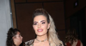 Megan Barton Hanson dekoltesine sahip çıkamadı!