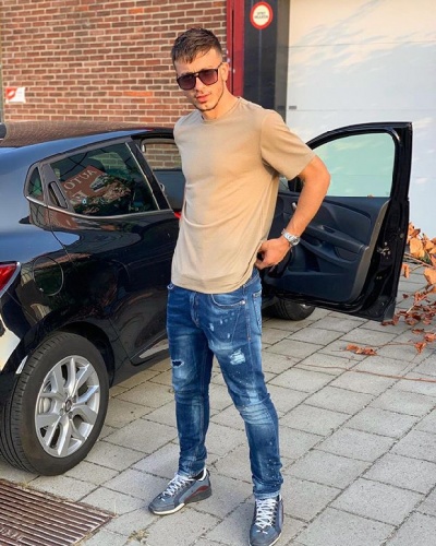 Halil Dervişoğlu atağı
Trabzonspor sezon başında almak için çok uğraştığı ancak İngiltere Championship ekibi Brentford'a kaptırdığı Halil Dervişoğlu için yeniden girişimde bulunacak. Ada'da beklenen performansı gösteremeyen ve arka planda kalan 20 yaşındaki golcü için satın alma opsiyonlu kiralık teklifi yapılacağı iddia edildi. Daha önce "Ben bir Trabzonspor hayranıyım, Trabzonluyum" diyen genç oyuncunun da bordo-mavili kulübe gelmeyi çok istediği kaydedildi.

(Sabah)