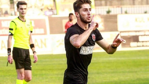 ''Barcelona bile gelse Trabzonspor’a verdiğim sözden dönmem''
Fenerbahçe'nin son anda araya girerek, Trabzonspor'un elinden kaptığı İsmail Yüksek'in ilk olarak, bordo mavili takıma söz verdiği ortaya çıktı. Bu arada İsmail'in sarı lacivertli takıma transferi, Gölcükspor'da istifaya neden oldu. Yönetici Ekrem Aktuğ istifa etti. Yaptığı açıklamada ise, ''İsmail 2 ay önce Trabzonspor'a söz verdi. 'Barcelona gelse bile fikrim değişmez' şeklinde'' konuştu dedi.

İsmail Yüksek'in Fenerbahçe'ye transferinin ardından Gölcükspor yönetiminde büyük çatlaklar oluştu. 21 yaşındaki futbolcunun Trabzonspor'a transferi için görüşmeleri yürüten yönetici Ekrem Aktuğ görevinden istifa etti. Fanatik'e bomba açıklamalarda bulunan Aktuğ "İsmail 2 ay önce Trabzonspor'a söz verdi. Barcelona gelse bile fikrim değişmez" şeklinde konuştu dedi.

"Trabzonspor'a söz vermiştik"
İsmail Yüksek için Trabzonspor'un 850 bin TL artı 3 futbolcuyu bonservisiyle, Antalyaspor'un ise resmi olarak 850 bin TL teklif ettiğini anlatan yönetici Aktuğ "İsmail'in değeri 500 bin TL'nin çok daha üzerinde. Gölcükspor yönetiminde 22 isim var. 18 yöneticinin haberi olmadan Gölcükspor menfaetleri gözardı edilmiştir. Başkan Hüseyin Çardak, imza yetkisini kullanarak Trabzonspor'a söz vermemize rağmen oyuncuyu Fenerbahçe'ye verdi. Gölcükspor'un menfaetleri yok sayıldı" ifadelerini kullandı.

Trabzonspor scout ekibinin İsmail'i 4 kez izledikten sonra transfer etmeye karar verdiğini belirten Aktuğ, "Başkanın bundan haberi vardı. Transfer için bana yetki verdi. Araya pandemi olayı girince şehirler arası yolculuk yasaklandı. Trabzonspor As Başkanı Mehmet Yiğit Alp ile görüştük. Transfer sezonunun bitiminde imza atmak şartıyla söz verdik.

"Barcelona bile gelse Trabzonspor’a verdiğim sözden dönmem"
Trabzonspor ile anlaştıktan sonra İsmail'le de konuştuğunu belirten yönetici Aktuğ "Trabzonspor için kendisinden söz aldım. "Barcelona bile olsa sözümden dönmem" dedi. Fenerbahçeli olmasına rağmen İsmail ikna oldu. Ama sonra Fenerbahçe devreye girince işler değişti. Durum böyle olunca da ben görevimden istifa ettim" şeklinde konuştu.

Ali Koç devreye girince işler değişti!
Koç Grubu'nun sahibi olduğu FORD'in Türkiye'deki fabrikası Gölcük'te bulunuyor. Aynı zamanda Gölcük'te bulunan FORD bayisinin sahibi Gölcükspor yöneticisi. Ali Koç, bu yönetici ile kurduğu iletişim sonrası devreye giriyor ve Trabzonspor ile diğer kulüplerin verdiği teklifin altında 500 bin TL + 2 genç oyuncu kiralık olarak İsmail Yüksek için Gölcükspor ile anlaşmaya varıyor.

(Fanatik)
