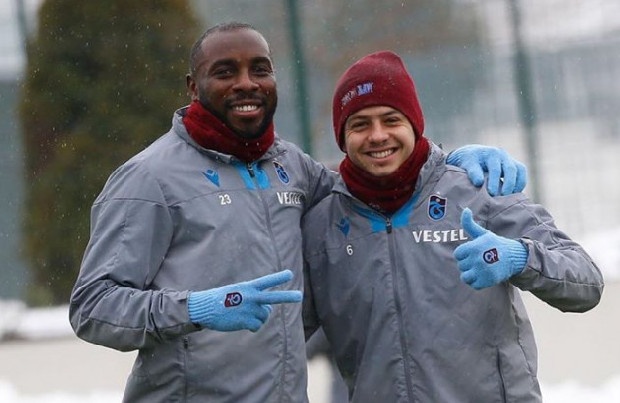 Trabzonspor’un devre arası transferlerinin sırrı
Trabzonspor devre arasında kadroya; Ndiaye, Guilherme, Manuel Da Costa, Manoel ve Bilal’ı kattı… 5 oyuncunun ortak özelliği ise daha önce oynadıkları takımlarda şampiyonluk yaşamış olmaları.

Bu 5 oyuncu gelmeden önce Trabzonspor’un kadrosunda şampiyonluk görmüş sadece 5 oyuncu var. Sosa (4), Nwakaeme (3), Perera (1), Novak (1) ve Sörloth’un (1) toplam şampiyonluk sayıları 10’ken, devre arasında gelen 5 oyuncu Da Costa (4), Guilherme (4), Manoel (1), Ndiaye (1) ve Bilal’in (1) toplam şampiyonluk sayıları 11 olarak dikkat çekti 

Teknik direktör Hüseyin Cimşir’in bu oyuncuları özellile seçtiği bildirildi. Özellikle Guilherme ve Da Costa transferleri tartışılmasına rağmen Cimşir’in bu isimler, “şampiyonluklar şampiyon olmayı bilen oyuncularla geliyor. Biz yıllardır şampiyon olmayı bilen oyuncumuz olmadığı için başarılı olamıyoruz” diyerek Başkan Ahmet Ağaoğlu’nu bu oyuncuları alması konusunda ikna ettiği bildirildi.

(Fotospor)