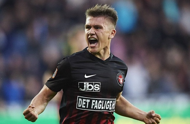 Sörloth ve Novak’ın kankası Duelund geliyor
Filip Novak… Çekyalı. Trabzonspor yönetimi takımda kalması için ikna etmeye çalışıyor! Sörloth. Norveçli. Zaten diyecek söz yok.

Trabzonspor’da şampiyonluk isteyen iki oyuncu daha önce 2017-18 sezonunda Midtjylland’da oynarken şampiyonluk yaşamıyor.

Bordo-mavili yönetimin o takımın bir başka yıldızı Mikel Duelund’un peşine düştüğü iddia edildi. Şampiyon Midtylland’da 7 gol ve 6 asistle harikalar yaratan ancak gittiği Dinamo Kiev’de uyum sorunu yaşadığı için ayrılmak isteyen 23 yaşındaki Danimarkalının, Trabzonspor’a transfer olacağı iddia edildi.

Ukraynalılar, Dinamo Kiev’in sol kanat oyuncusunu satın alma opsiyonu ile Trabzonspor’a kiralamaya evet dediğini yazdı.

(Fotospor)