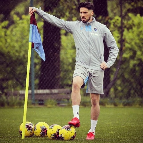 En iyi transfer Sosa
Trabzonsporlu taraftarlardan sosyal medya hesabından Sosa ile ilgili mesaj geldi. Taraftarlar "Jose Sosa kalırsa en iyi transfer olur" şeklinde görüş belirttiler.
