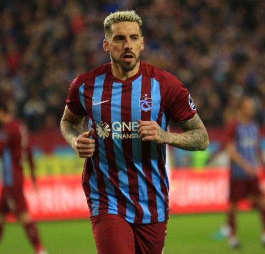 Sezon sonunda kontratı bitecek olan 34 yaşındaki maestro ile uzun zamandır görüşmeleri sürdüren Trabzonspor Yönetimi, nihayet mutlu sona ulaştı. Sosa’nın en yakın zamanda 1+1 yıllık mukaveleye imza atması bekleniyor.