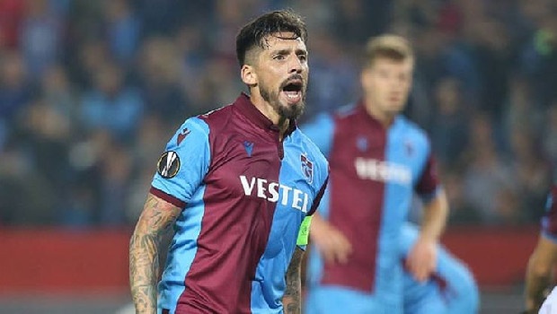 Bu doğrultuda, futbolculuk kariyerini noktaladıktan sonra da Sosa’nın kalmasından yana olan Ağaoğlu’nun, Tangocu’ya sportif direktörlük önerisi yaptığı öğrenildi.