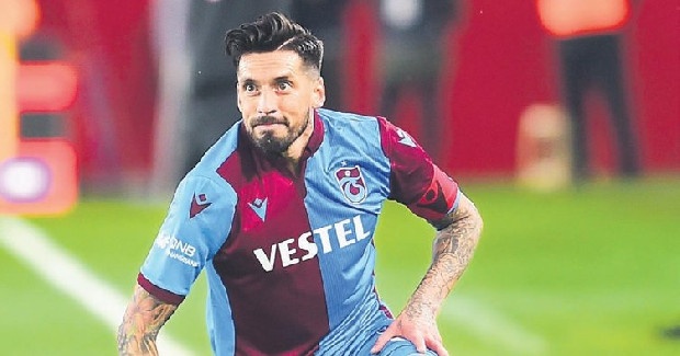 Kariyerinin ikinci baharını Trabzon’da yaşayan, kaptanlık pazubandı verildikten sonra hem saha içinde hem de saha dışında herkesi kendine hayran bırakan Jose Sosa, 2 yıl daha Bordo-Mavili formayı giyecek.