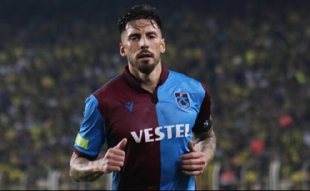 Ligin maestrosu Sosa
Bu sezon çıktığı 24 lig maçında 6 gol, 6 asistlik etkili bir performans ortaya koyan Sosa, önemli istatistiklere bakıldığında da ilk sırada. Ceza sahası dışından en fazla gol atan (4) isim durumundaki kaptan, en fazla pas yapan (1502), ortadan en çok kilit pas veren (40) ve kornerden en fazla kilit pas gönderen (24) oyuncu. Sosa aynı zamanda ligin en çok pas engelleyen (38) futbolcusu.

(Fanatik)