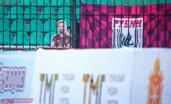 Gökdeniz Karadeniz’in bir maketini yapan Rubin Kazan taraftarları, Tula maçında deplasman tribünündeki yerlerini aldığında eski Türk futbolcunun maketi de beraberlerindeydi.