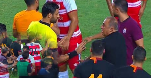 Maçta olay! Fatih Terim sahaya daldı...