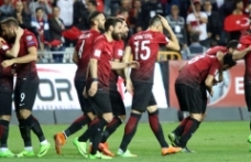 2 isim kadrodan çıkarıldı!