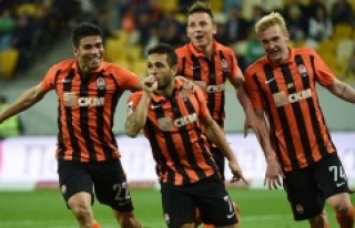 Şampiyonluk maçı öncesi 9 futbolcu zehirlendi!