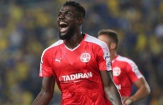 John Ogu Trabzonspor formasıyla poz verdi