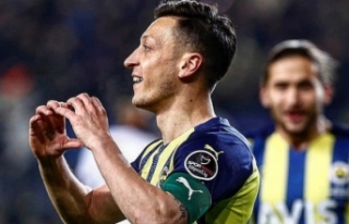 Mesut Özil siyasi görüşü yüzünden kovuldu