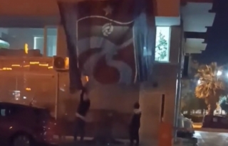 Trabzonspor bayrağını yırttılar!